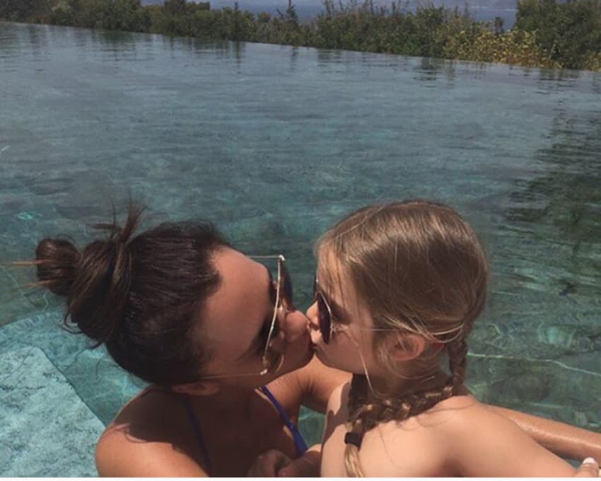 Victoria Beckham felicitó a su hija Harper con un tierno mensaje, además de compartir una fotografía en la que besa a la menor. Entre los comentarios, algunos destacaron que era inapropiado, mientras que otros la criticaron porque la niña no usó un top.