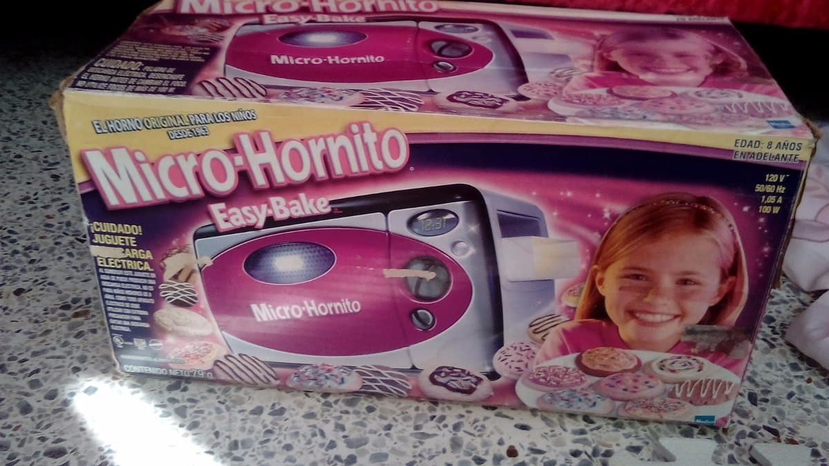 Micro-Hornito. ¿Quién dijo que la repostería era difícil? Este juguete le permitía a las niñas hacer pasteles con facilidad.
