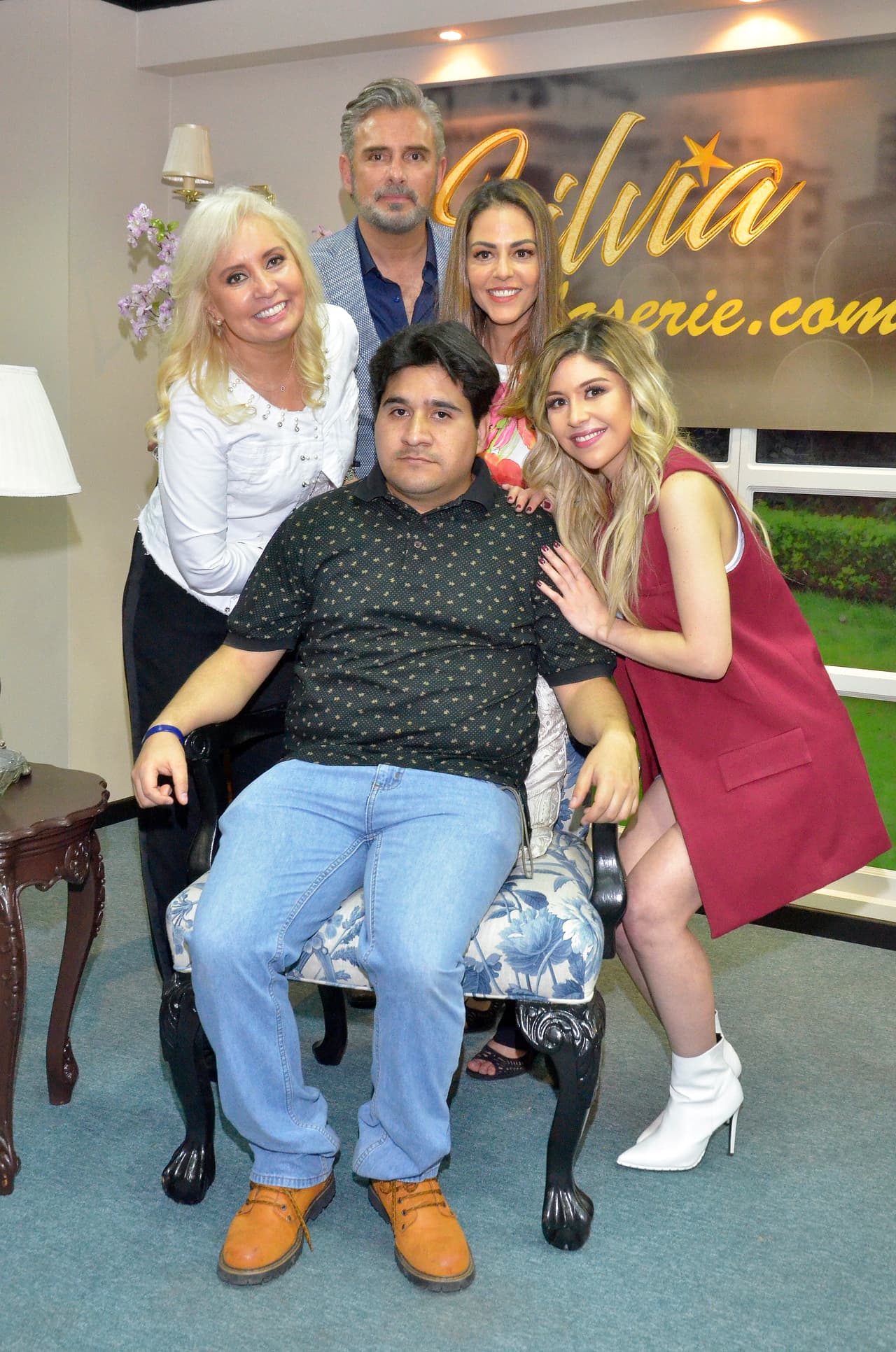 Carla Estrada, Nicole Vale, Adriana Nieto, Alberto Casanova y Harry Geithner inauguraron el set y convivieron con los asistentes a la presentación de Silvia Pinal frente a ti.