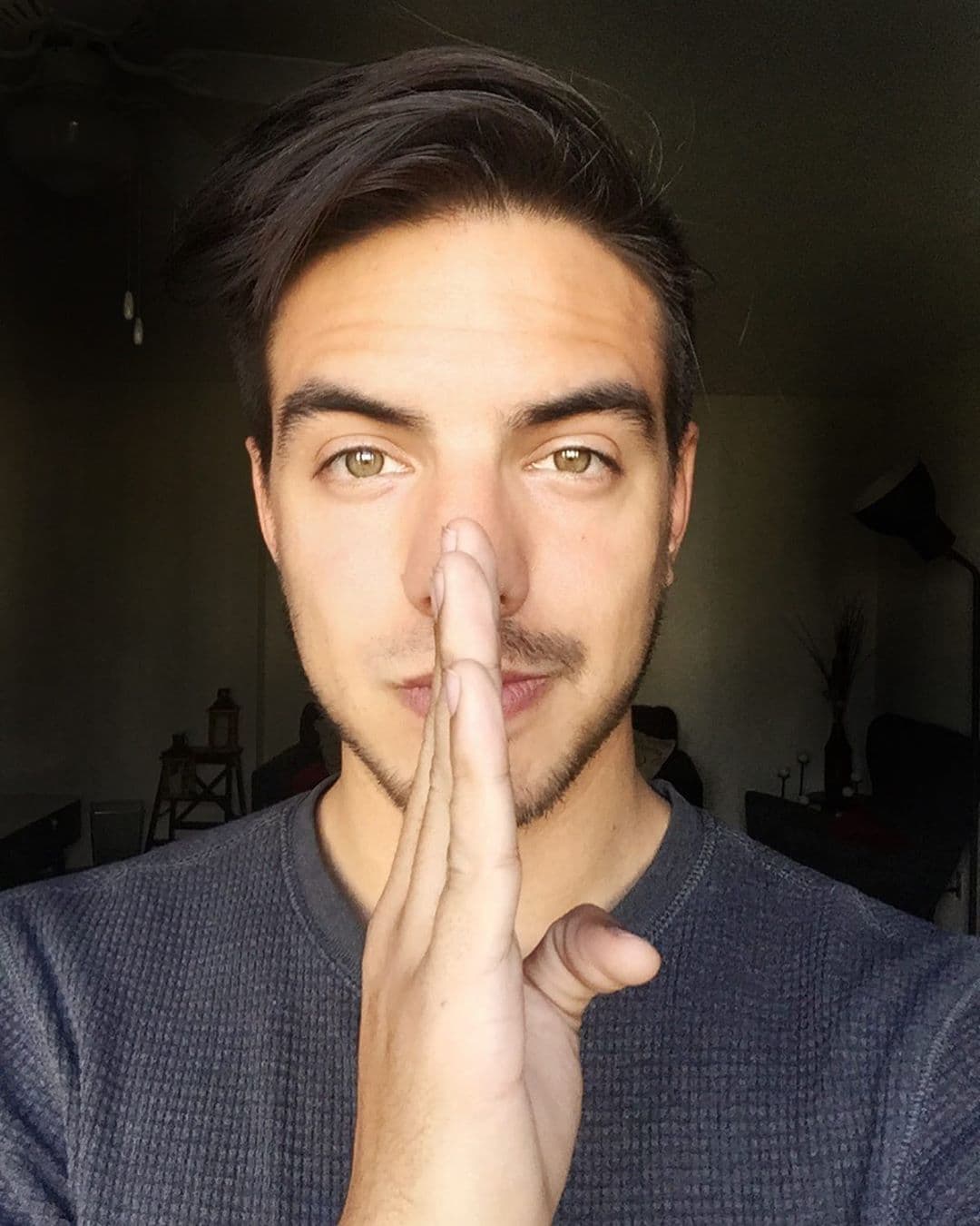 “Antes, por cómo crecí, por lo que vi, yo estaba muy sugestionado a decir 'no, el matrimonio no existe, no funciona, no es para mí’. Obviamente fui teniendo figuras que se empezaron a casar alrededor de mí, en mi familia (…) Como que empecé a creer en eso (el matrimonio) a redescubrirlo”, dijo.