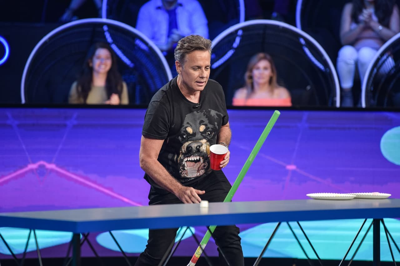 El juego que los eliminó fue ‘Cacha Bombones’ que consistió en usar una escoba para catapultar bombones desde los platos desechables hasta un vaso vacío en la mano de Alexis.