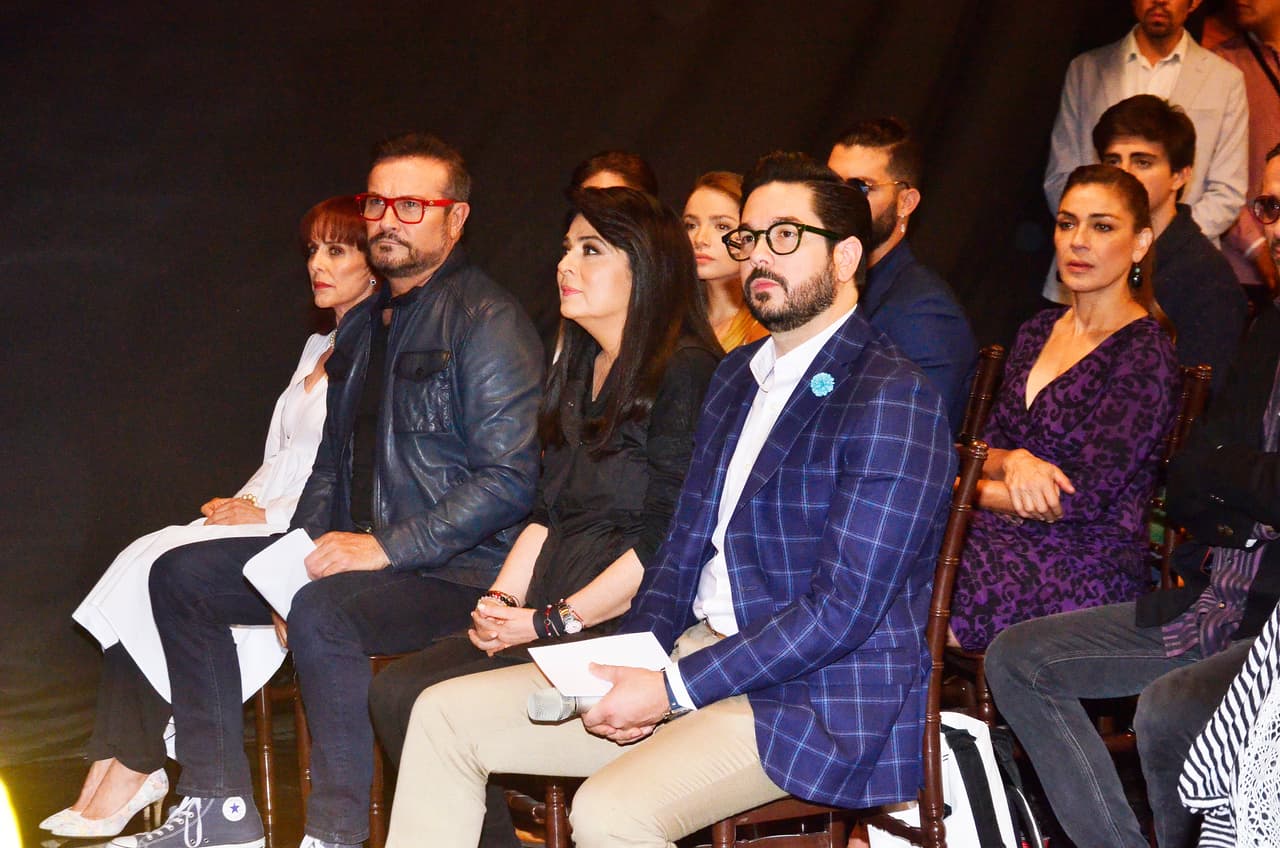 Arturo Peniche, Victoria Ruffo y el productor Pedro Ortíz de Pinedo escuchaban atentos las palabras del padre José de Jesús.