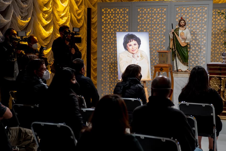 La producción de 'Mi fortuna es amarte' realizó este martes una misa en homenaje a la actriz Carmen Salinas, quien falleció el pasado 9 de diciembre.