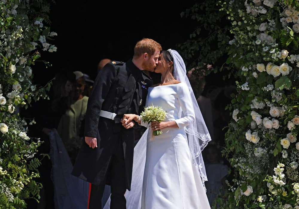 Para su boda Meghan lució un elegante y sencillo vestido de la diseñadora Clare Waight Keller, siendo entregada en la Capilla de San Jorge por el príncipe Carlos. Tras jurarse amor eterno, la pareja dio un recorrido de casi 30 minutos, saludando a los ciudadanos ingleses que se reunieron para presenciar su enlace nupcial.