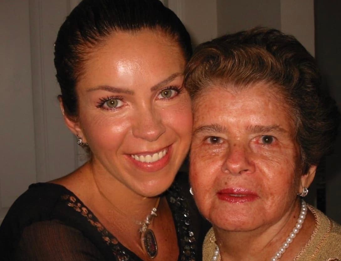 Luego de sufrir la muerte de su hija Daniela poco más de un año antes, en septiembre de 2019, la conductora Rocío Sánchez Azuara experimentó nuevamente la pérdida de un familiar cercano, pues su madre, la señora Juana Azuara Meraz falleció el pasado jueves 22 de octubre, a los 97 años.