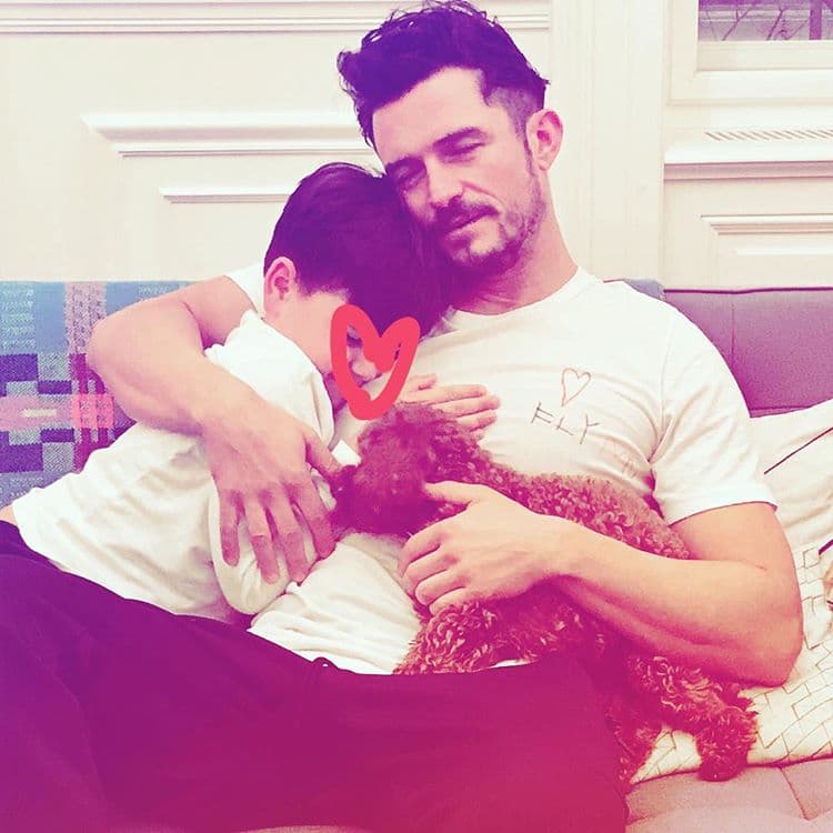 Orlando Bloom disfruta de su relación de pareja con Katy Perry, pero cuida de su hijo Flynn, a quien cría al lado de su exesposa Miranda Kerr.