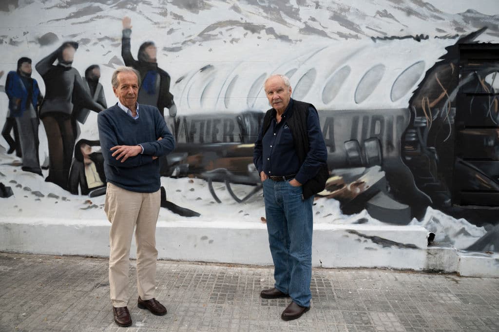 Daniel Fernandez, uno de los 16 sobrevivientes del avionazo del vuelo 571 de la Fuerza Aérea Uruguaya del 13 de octubre de 1972, y el autor, guionista y periodista uruguayo Pablo Vierci (15 de noviembre 2023)