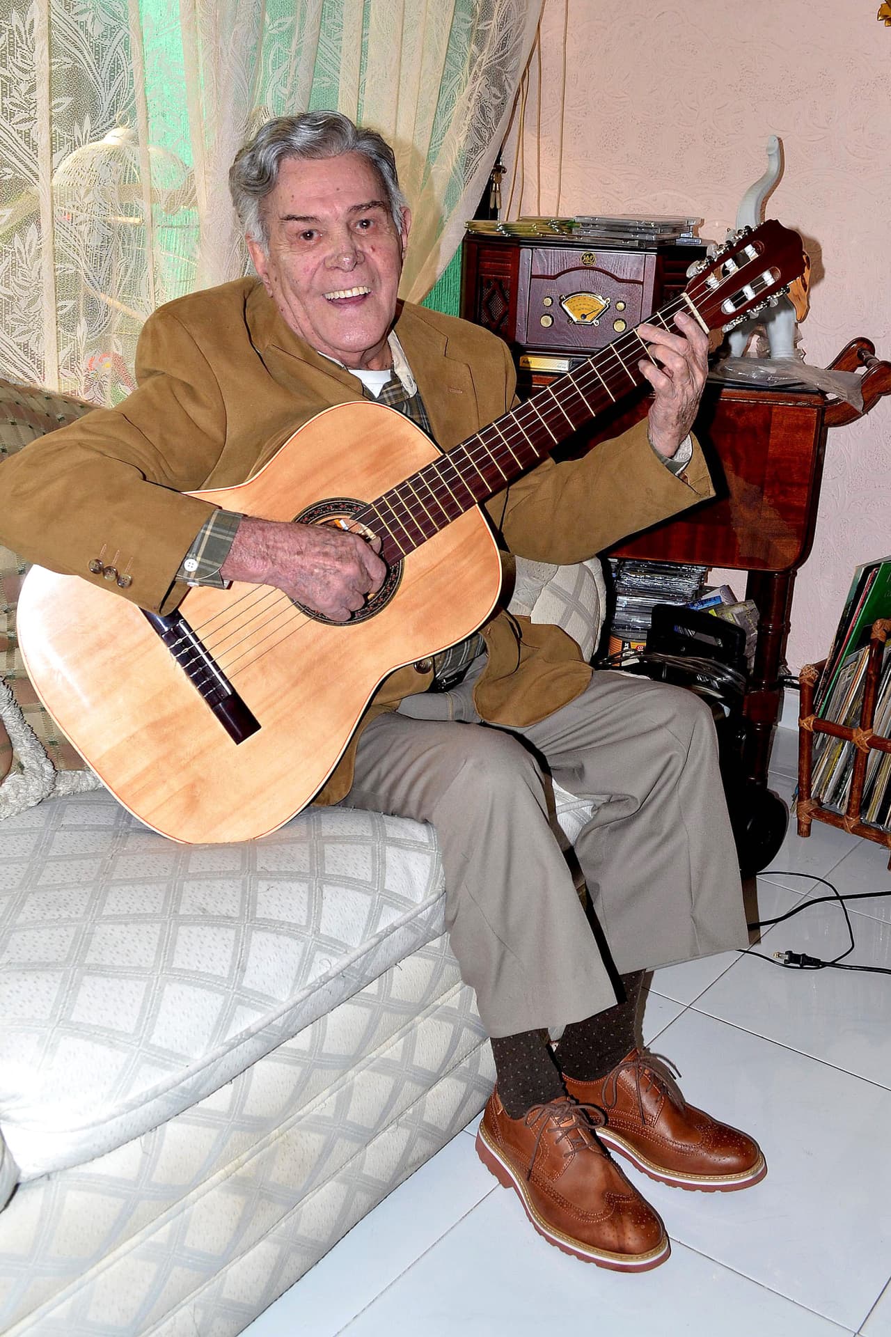 El 14 de enero murió el músico Chamín Correa a los 90 años de edad. Días antes de su partida, el artista, mejor conocido como ‘El Requinto de Oro’, fue internado por edema pulmonar y una afección cardíaca, como consecuencia de los 70 años que fumó.