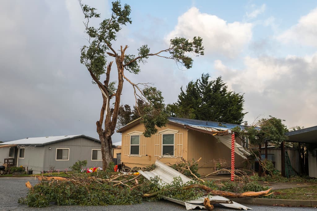 Imágenes de los estragos que un tornado "débil" dejó al norte de California