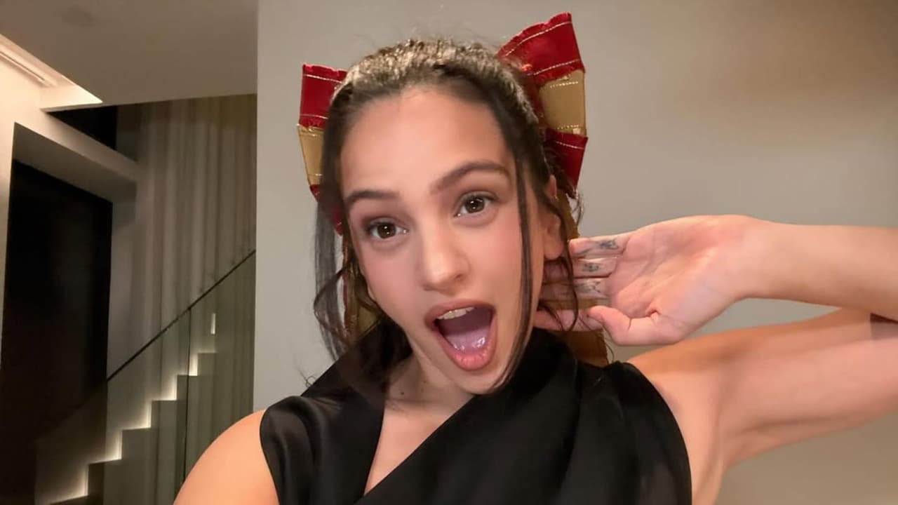 Rosalía alerta a sus fans tras aparecer públicamente con collarín: ¿sufrió un accidente?
