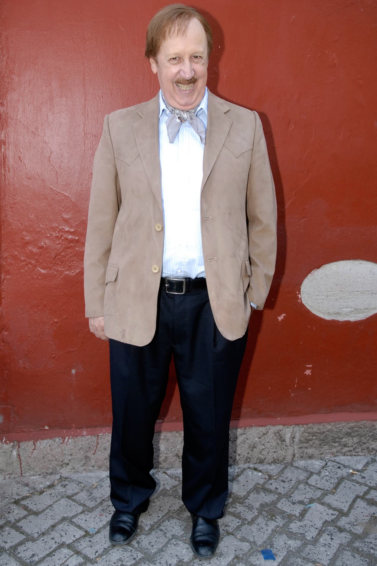 En 2010, Héctor encarnó a ‘Abundio Zárate' en ‘Zacatillo, un lugar en tu corazón’, por ello tuvo que someterse a un cambio de look al aparecer en pantalla con el cabello castaño claro.