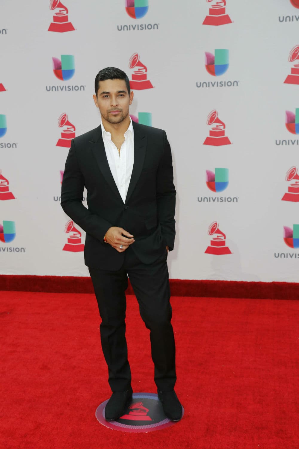 Wilmer Valderrama no brilló por su elegancia, pero cumplió al aparecer con un traje negro sobrio.