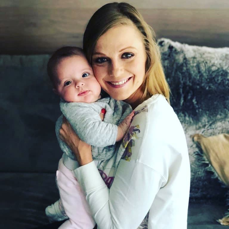 “Sí, mi hija es muy popular. No es mi intención, ¡ya hasta tiene cuenta de Instagram! Ya se la hicieron (…) Yo la verdad lo comparto porque amo a mi hija y, obviamente, yo la quiero más que nadie, al igual que mi esposo y que toda mi familia y agradezco a todos por los likes que le dan”, explico Ana al programa La Cuchara.