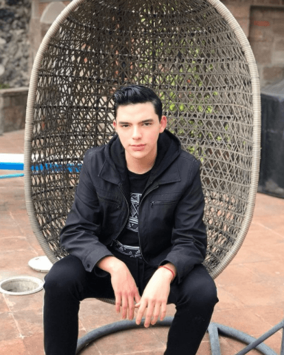 ¿Cuáles son tus pasatiempos? “Me encanta cantar y bailar. Cuando tengo tiempo y no tengo muchas cosas que hacer, agarro un desodorante como micrófono y me pongo a cantar y bailar lo que me venga en gana y cocinar, me gusta mucho cocinar y hacer postres”.