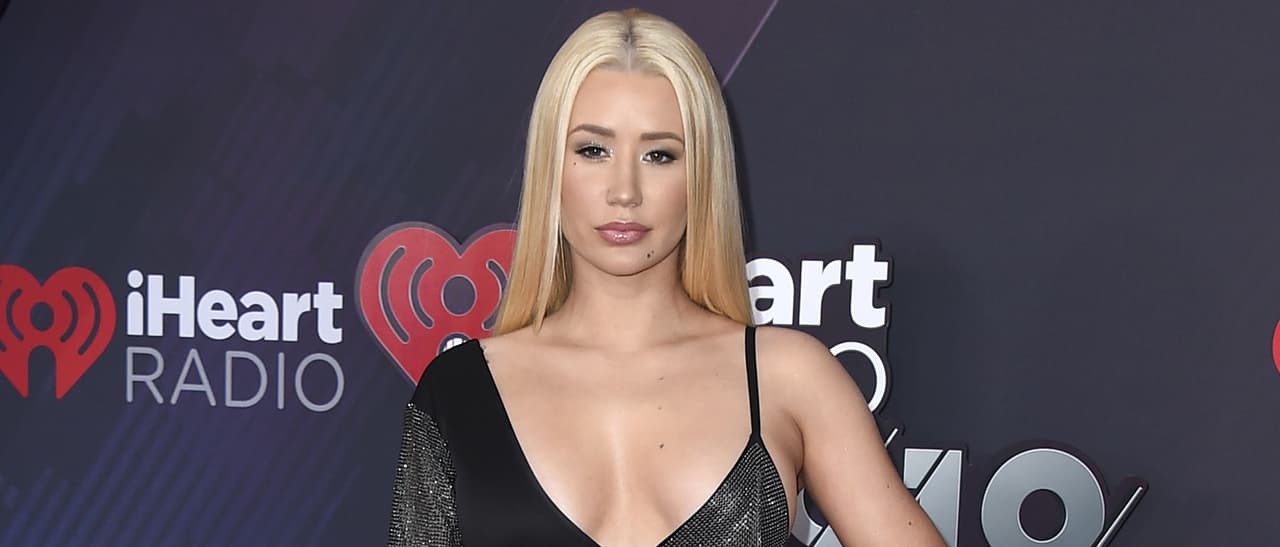 Iggy Azalea luce sus curvas con atrevida transparencia