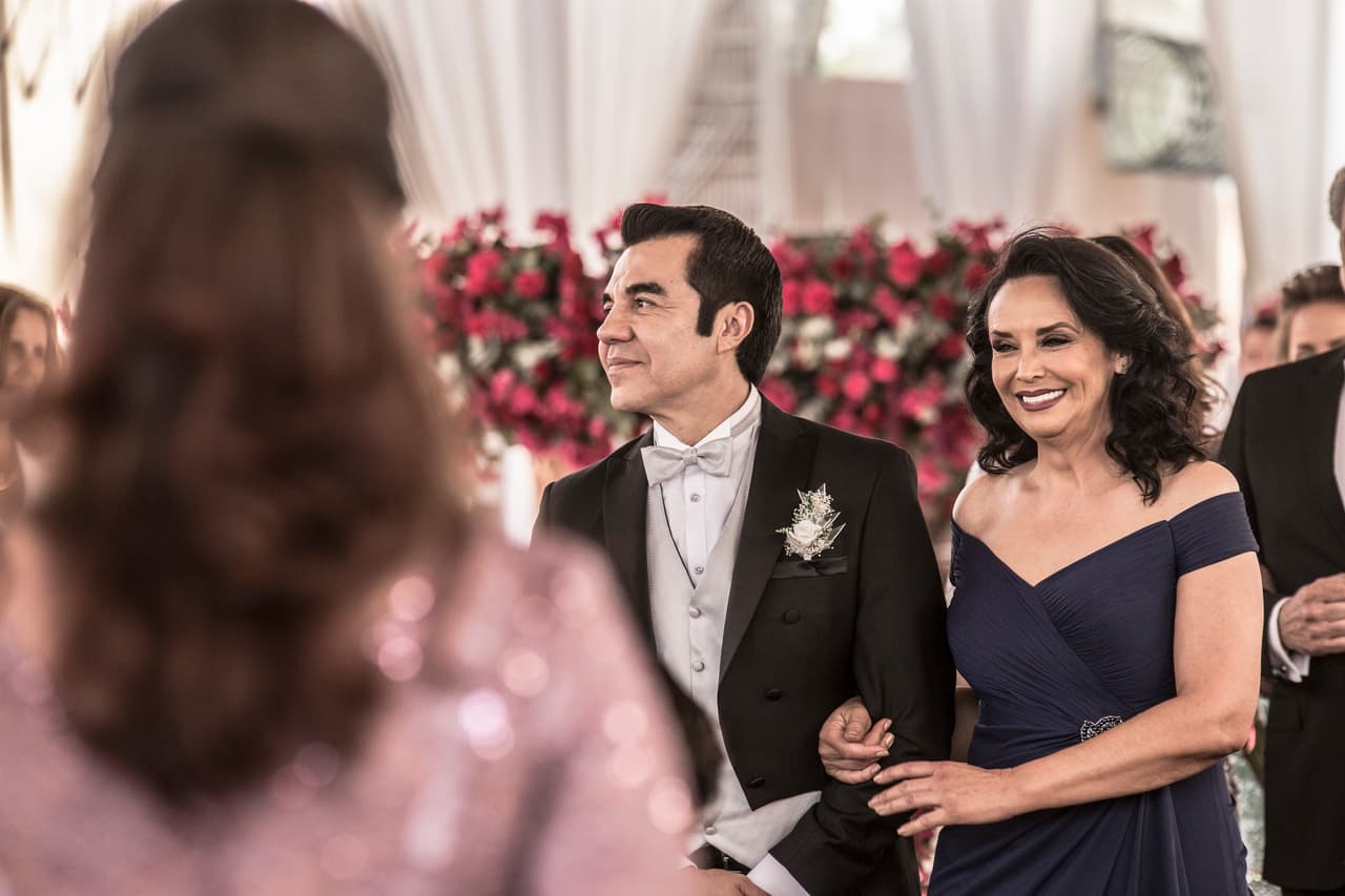 Dora feliz de entregar a su querido Ricardo en el altar.