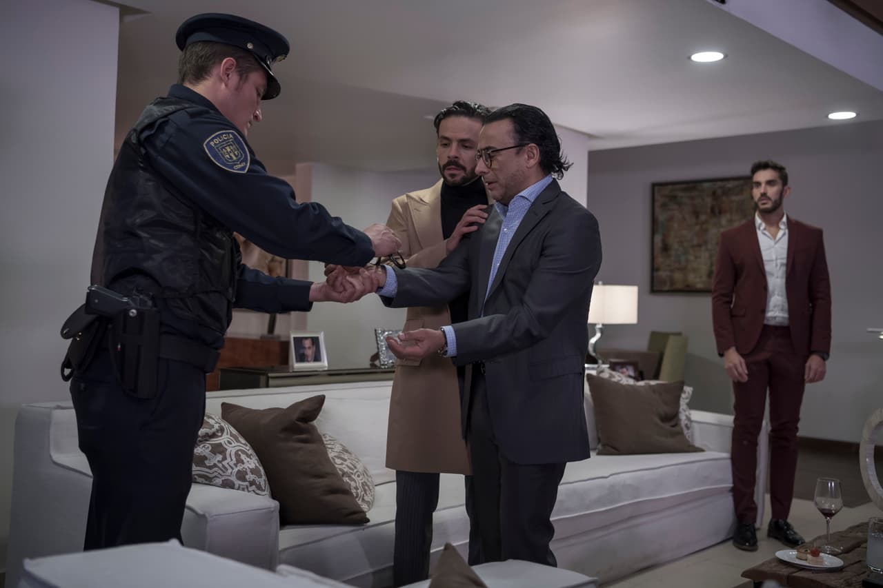 La policía llega y Roberto decide ser el abogado de Alberto.