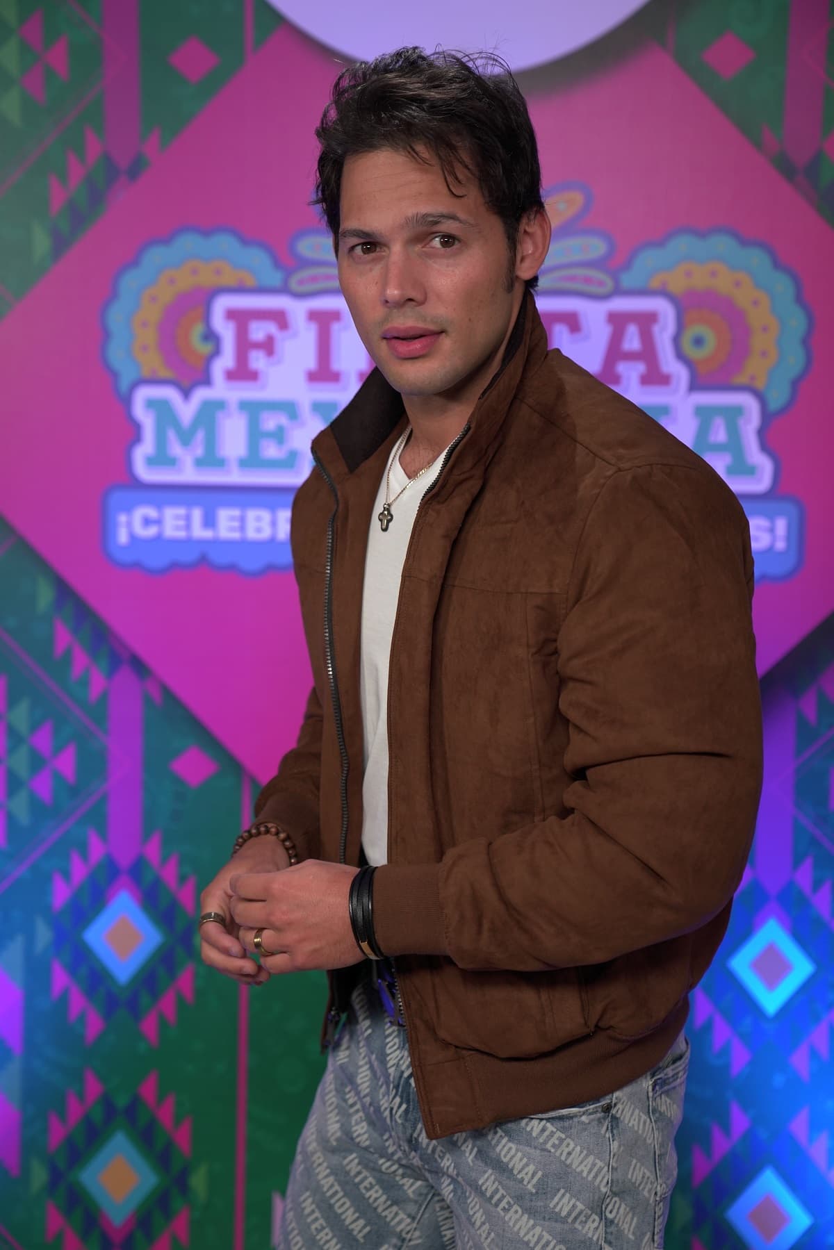 Emmanuel Palomares es uno de los galanes que llamó la atención con su presencia en este evento, en el que lució una playera blanca con una chamarra café.