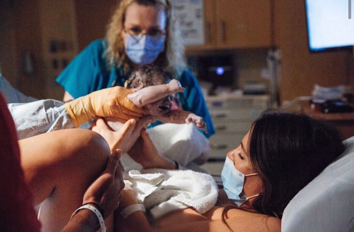 "En el momento en que supe que era una niña, fue una increíble sorpresa", dijo en la primera de tres imágenes.