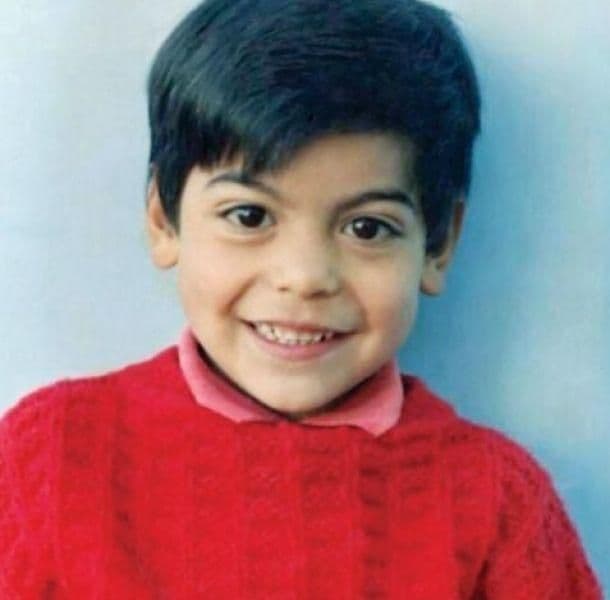 Tal cual Carlos lo dice, desde niño su cara tiene una tendencia a tener ojeras. En esta imagen tiene siete años de edad, seguro no se esperaba ser el cantante tan exitoso que es ahora.