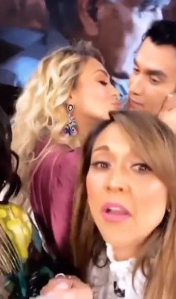 Sin embargo, esta no es la primera muestra de cariño que los actores han exhibido en pantalla, pues ha principios de año, el protagonista de ‘Por amar sin ley’ aplicó la misma técnica y sorprendió a la expareja de Luis Miguel con tremendo beso en la boca.