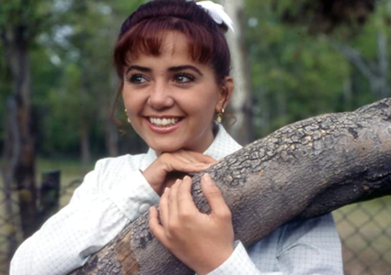 Andrea Legarreta participó en la segunda parte de la telenovela y en 1992 se unió al reparto de ‘Baila Conmigo’, donde trabajó con Paulina Rubio, Biby Gaytán y Eduardo Capetillo.