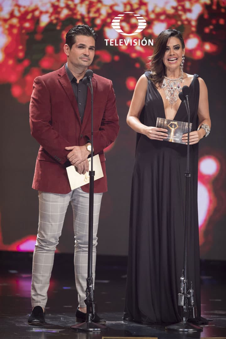 Ferdinando Valencia se arriesgo al no llevar un traje clásico y jugar con la combinación de colores, mientras que Luz Elena González se fue a la segura con un vestido negro.