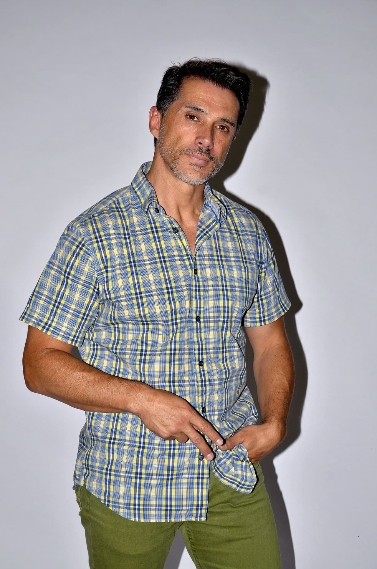 Sergio Mayer. En la década de los años 80 comenzó su carrera artística como parte de Garibaldi, agrupación en la que trabajó con Pilar Montenegro y Patricia Manterola.