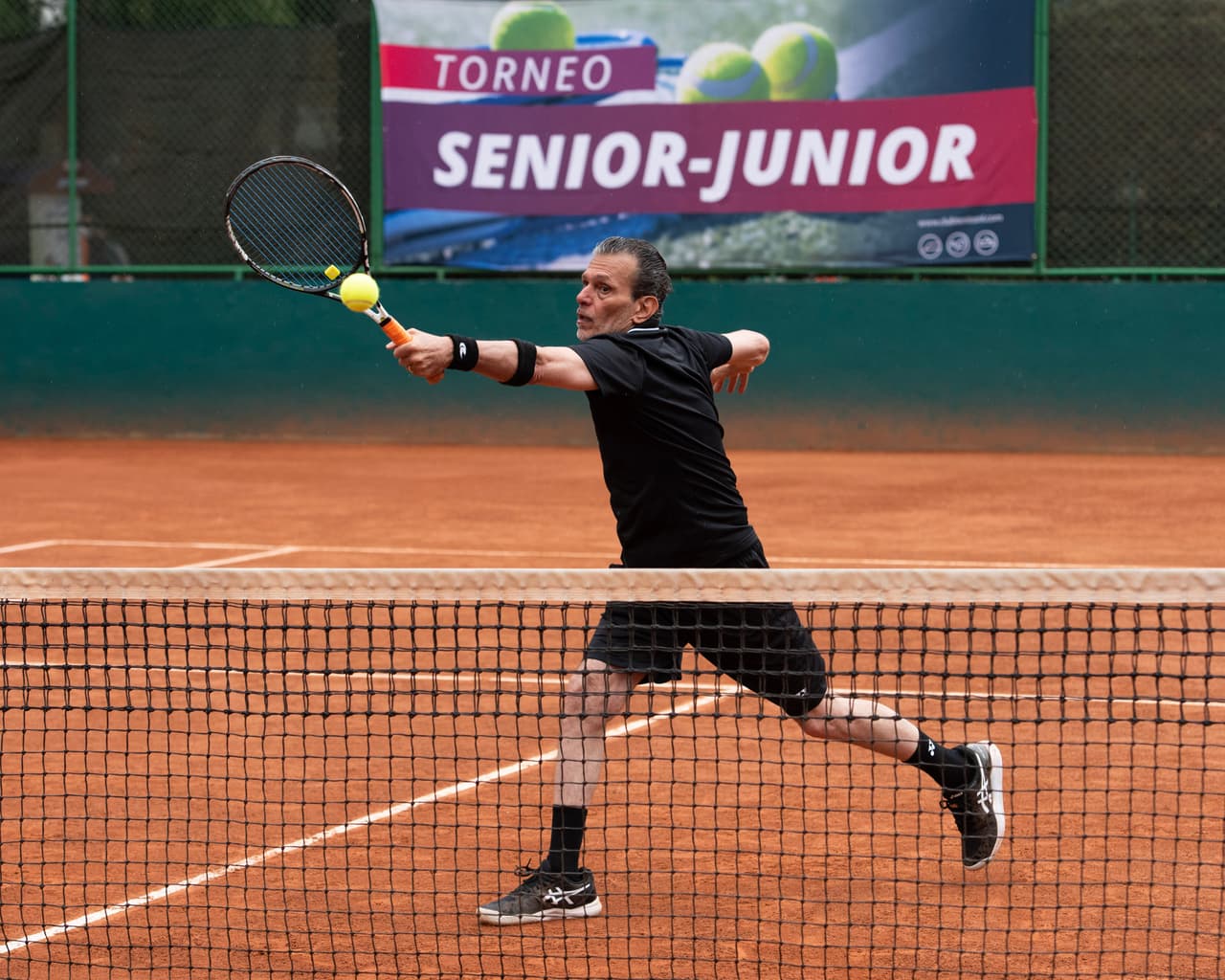 Guillermo Cantú interpretando a Don Alberto Salvatierra en el partido tenis que le quitó la vida.