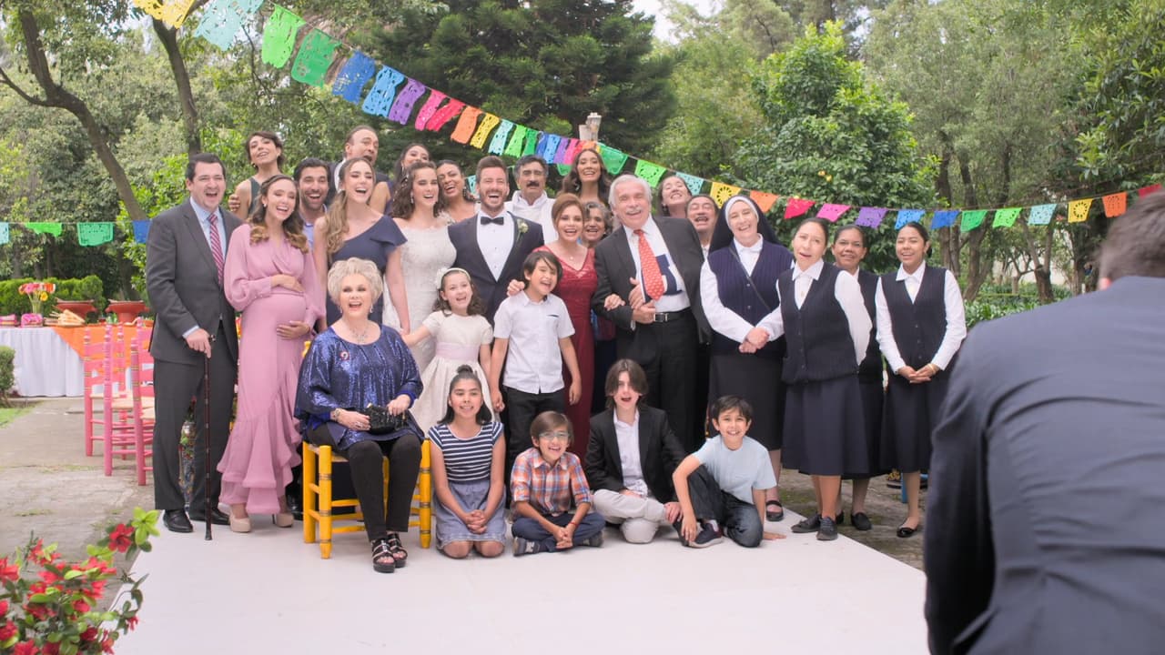 Toda la familia se toma la foto del recuerdo en la boda y fueron felices para siempre.