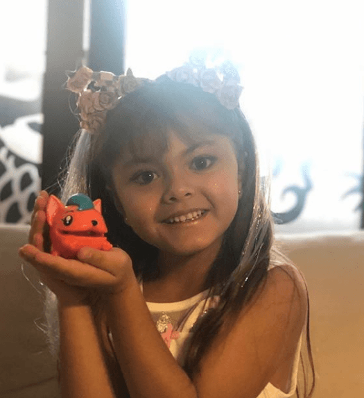 “Los estoy destapando. Espero estén felices en sus casas y cuídense del coronavirus mucho”, dijo la carismática niña en un breve clip donde está destapando sus presentes