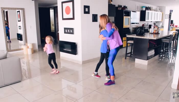 Tanto el comedor como la sala están separadas del área de la cocina por un pequeño pasillo que al fondo tiene un espejo de cuerpo completo, y algunos cuadros colgados en una pequeña pared.
