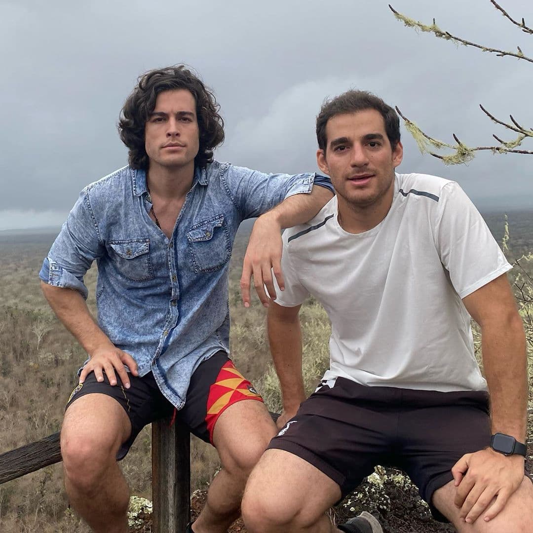 A través de las redes sociales, el actor ha compartido varias fotografías son sus hermanos en algunos momentos importantes, como este en el que el protagonista de ‘Quererlo Todo’ decidió escribir: “Gracias por ser el mejor amigo que alguien puede tener. También por conocerme y cuidarme como si yo fuera el hermano menor. Te amo”.