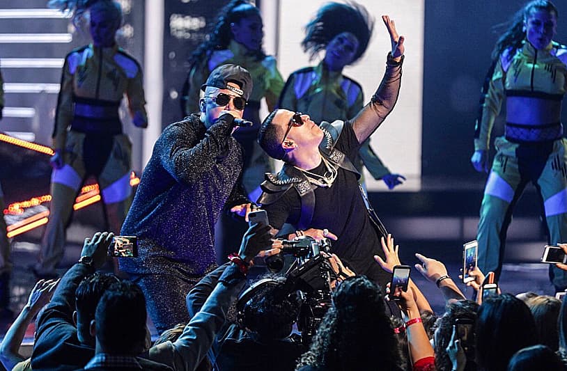 La música urbana marcó la tendencia musical de la noche con Wisin y Yandel