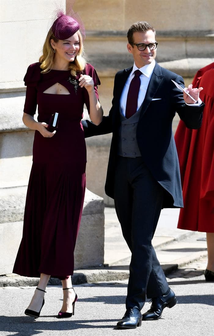 Gabriel Macht, compañero de Meghan Markle en la serie ‘Suits’, lució muy sonriente ante las cámara, posando junto a su esposa Jacinda Barrett, quien portó uno de los tocados más elegantes.