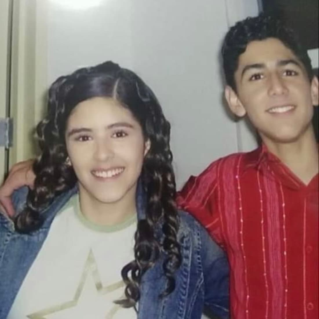 El pasado 3 de agosto, Gallegos compartió una serie de imágenes, rememorando esta etapa de su vida, así como un tierno mensaje."Hoy se cumplen 16 años del estreno de Misión S. O. S aventura y amor y vaya que fue toda una aventura. Un día como hoy estábamos viendo el primer capitulo todo el elenco en el foro 4 de televisa San Ángel", dijo.