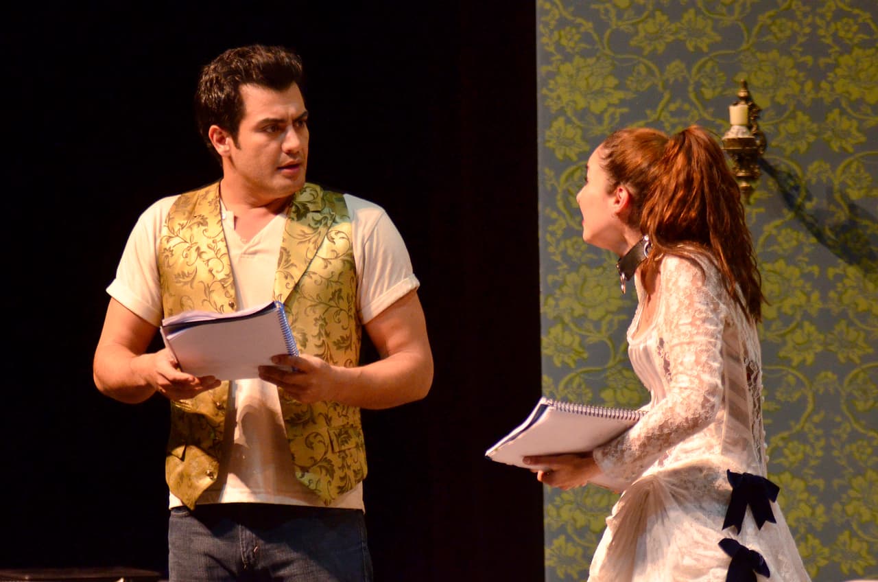 En 2012, Palacios estelaralizó, junto a Ana Serradilla, la obra de teatro ‘La venus de las pieles’, en 2011 participó en la puesta ‘Uno, dos, tres por mí y todos mis amores’ y el 31 de marzo cerró cartelera con ‘Enfermos de Amor’.