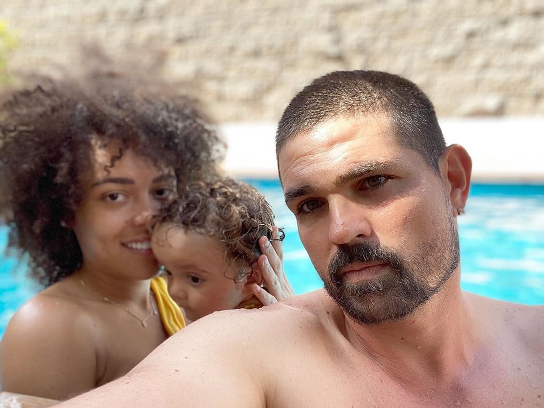Tadeo disfrutó de un día en la alberca en compañía de sus padres Brenda Kellerman y Ferdinando Valencia.
