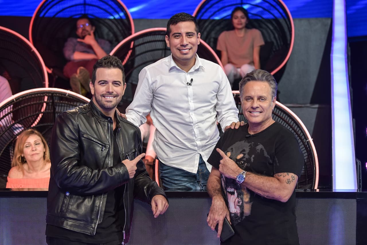 Las estrellas de telenovelas jugaron para que Fernando, un miembro del público, pudiera reunir dinero para reconstruir la casa de su abuelita que está en condiciones poco favorables.