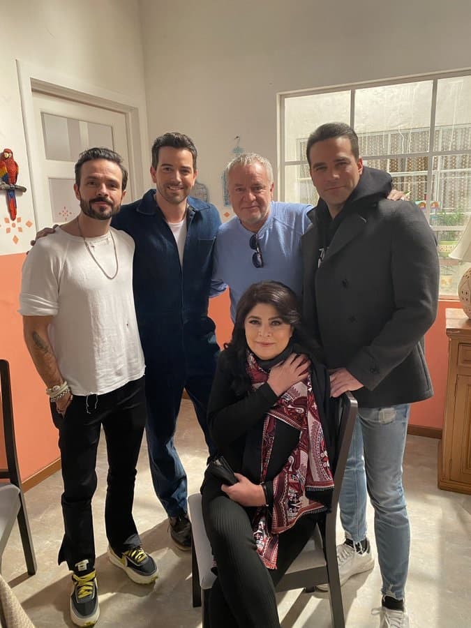 Luego de diez años, se volvió a reunir la familia Chavero, integrada por 'Refugio' (Victoria Ruffo), 'Edmundo' (José María Torre), 'Ignacio' (Mane de la Parra) y 'Patricio' (Alejandro Nones).