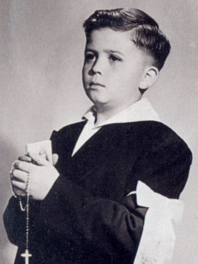 Xavier López Rodríguez nació el 17 de febrero de 1935 en Chicago, Illinois, Estados Unidos. Tiene dos hermanas menores y es hijo de José Luis López Barba y Eulalia Rodríguez.