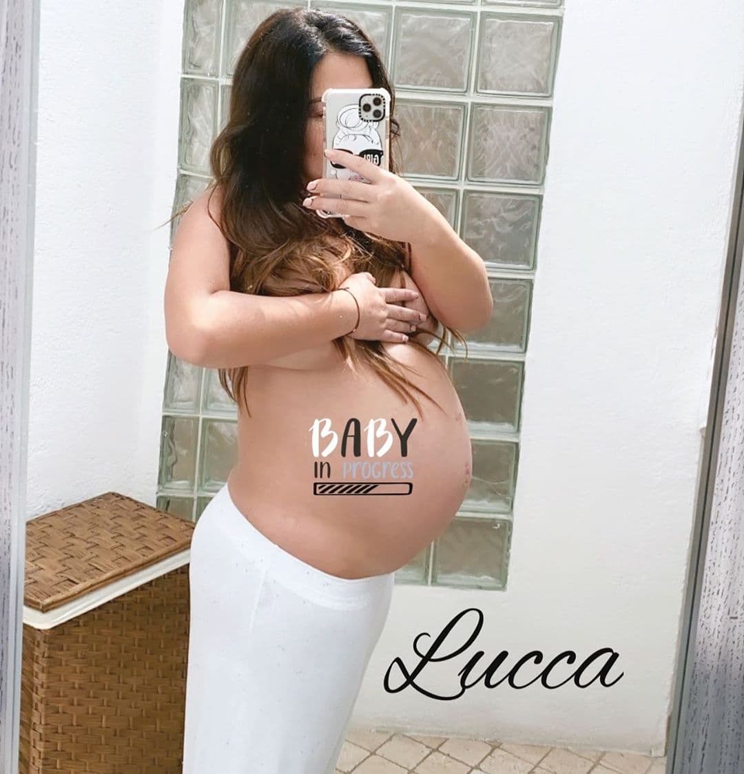 Y es que, luego de presumir su pancita de embarazo en una fotografía en la que posó sin camiseta, la presentadora de televisión, publicó un par de historias de Instagram en las que dio detalles de la aplicación de pestañas a la que que sometería.