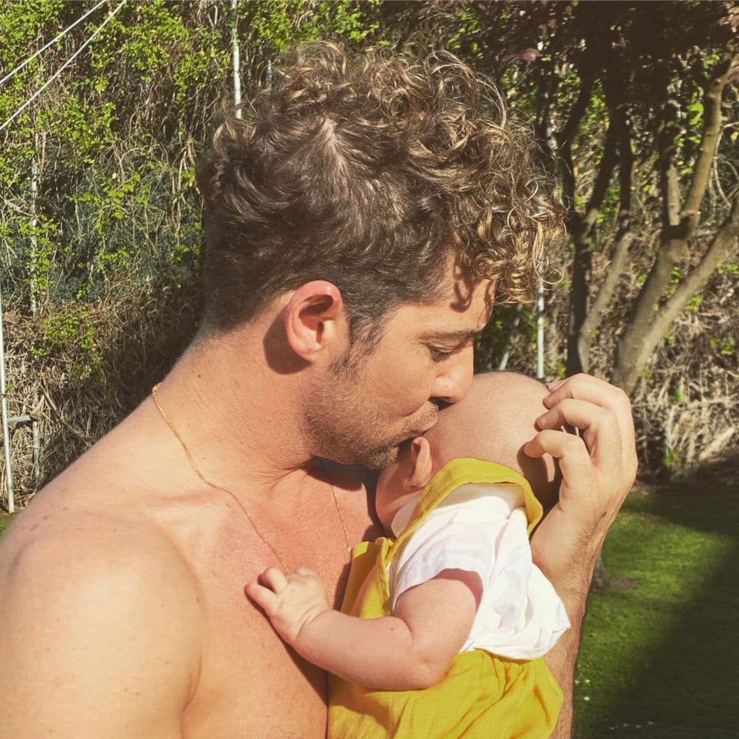 El 8 de abril, David Bisbal y su esposa Rosana Zanetti se convirtieron en padres de un niño al que llamaron Matteo. En las pocas fotografías que han compartido en sus respectivas redes sociales, la pareja ha preferido no destapar por completo el rosto del pequeño.