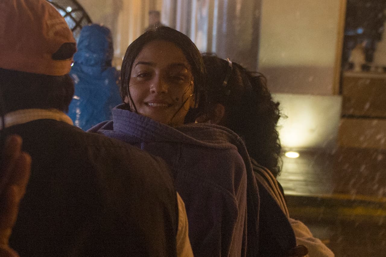 Geraldine Galván soportó el frío de la noche y todo con un solo objetivo, lograr una escena perfecta