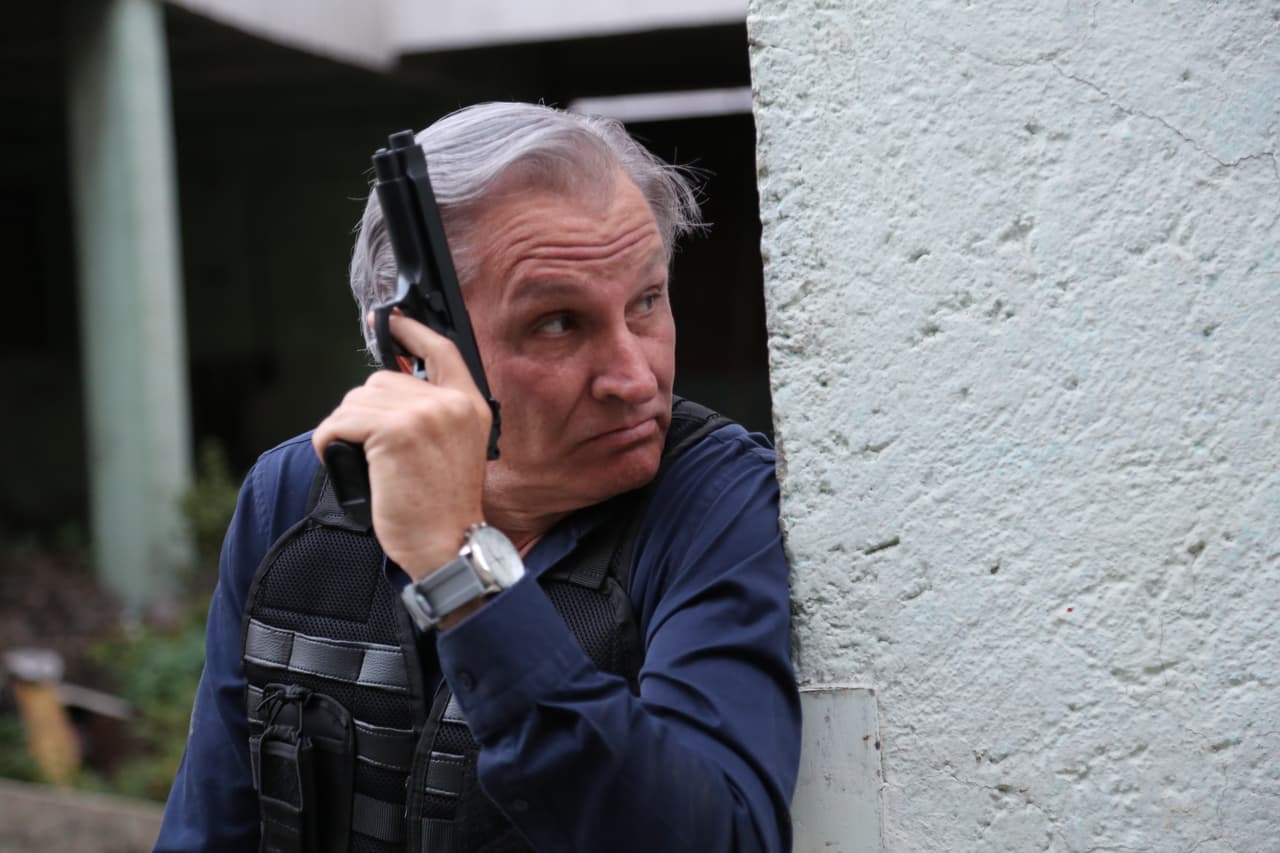 Alfredo es el abuelo de José, es expolicía y ayuda a Manu en su misión.