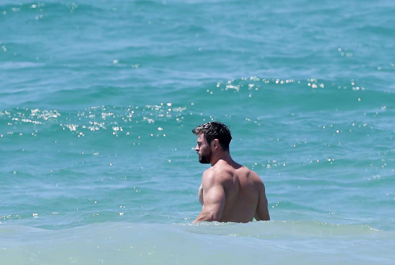 Photo © 2017 Matrix Picture/The Grosby Group EXCLUSIVE Gold Coast, October 13, 2017. Chris Hemsworth pictured taking a swim on the Gold Coast prior to the Thor film premiere.