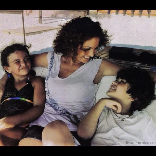 Son pocas las fotografías que sus famosos padres han destapado en redes sociales, pero sí han dejado ver cómo fue creciendo la pequeña, quien según los fans desde niña es el vivo retrato de Lucero.