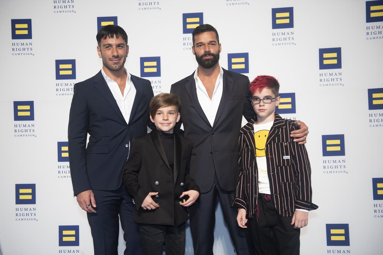 Gemelos de Ricky Martin aparecen de sorpresa en plena transmisión en vivo y se viralizan