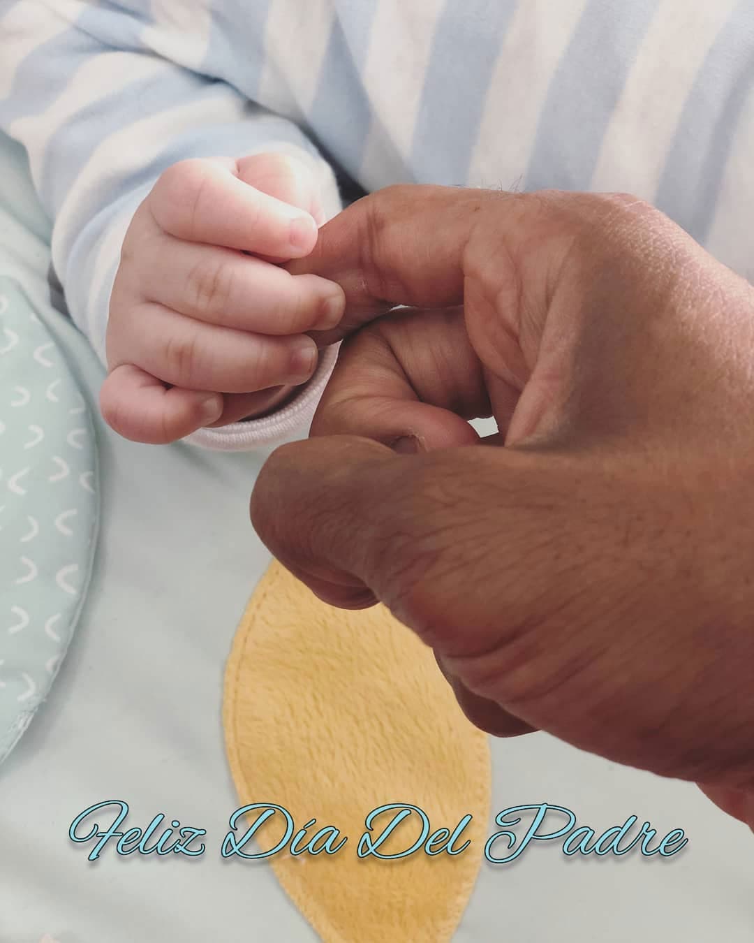 Romeo Santos compartió una fotografía que sorprendió a sus admiradores, ya que aparece sosteniendo la mano de su bebé, revelando así su nombre. “Baby Valentino y yo les deseamos un feliz Día del padre”, aseguró el 'Rey de la bachata'.