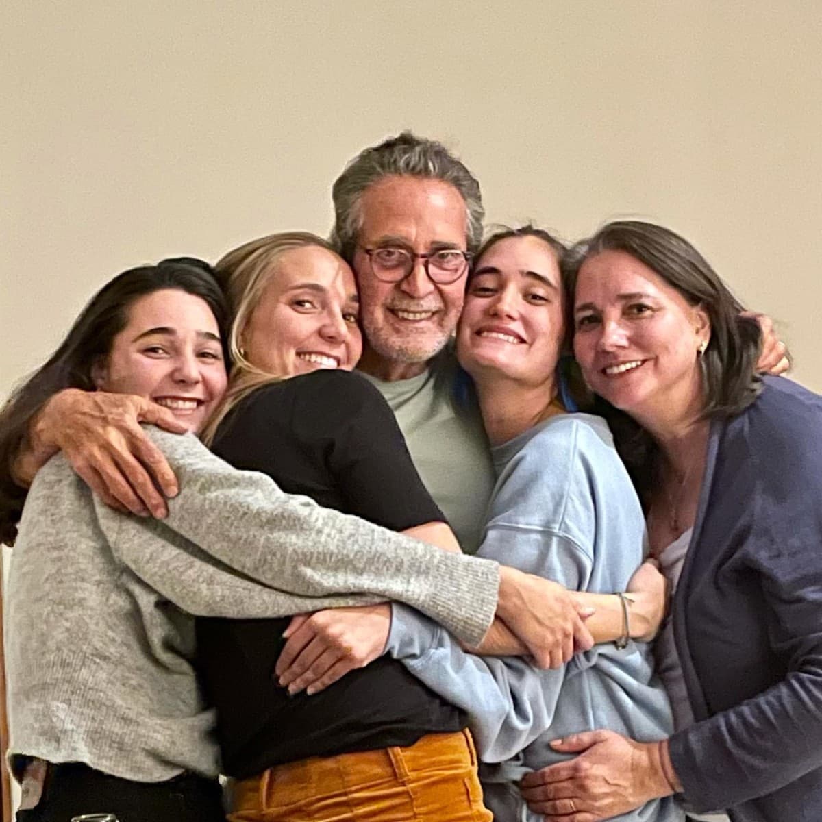El personaje de Gaby Rivero es 'Rosaura' y en la vida real está casada con Luis Francisco Ricote desde 1993, con quien procreó a sus tres hijas.